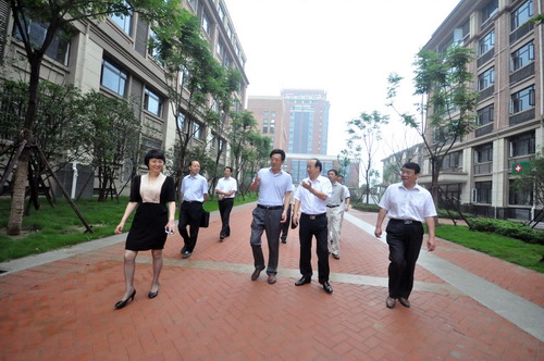市人大副主任闞建華、市政協(xié)副主席程曉舫、市教育局局長(zhǎng)徐靜平等領(lǐng)導(dǎo)考察新校