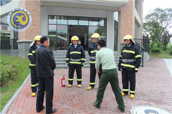 七中開展微型消防站消防技能培訓(圖1)