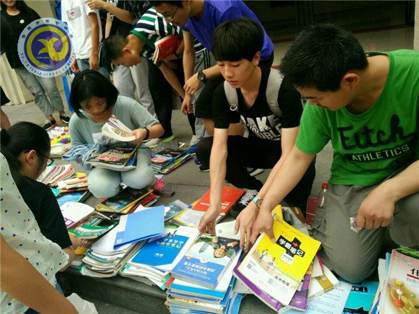“跳蚤市場”人氣旺，學弟學妹“掃貨”忙(圖2)