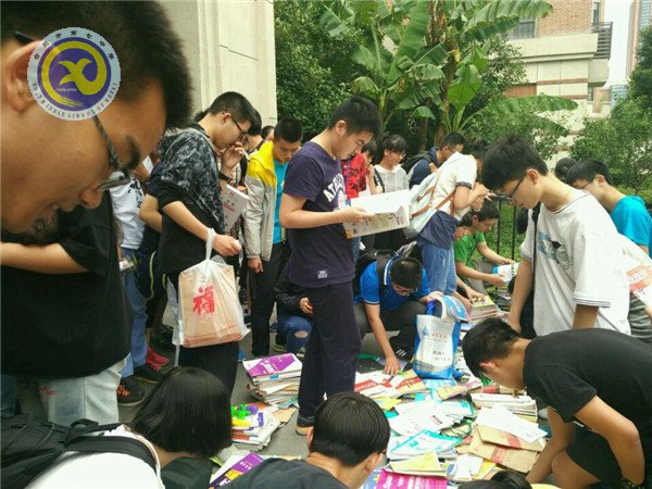 “跳蚤市場”人氣旺，學弟學妹“掃貨”忙(圖3)