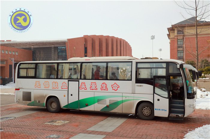 獻(xiàn)血車開進(jìn)校園，愛心溢滿人間(圖1)
