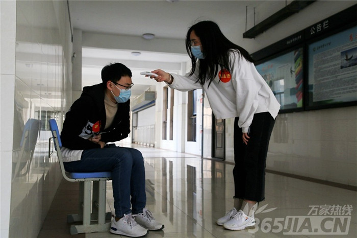 萬(wàn)家熱線(xiàn)：千余名學(xué)子將這樣報(bào)到、上課 直擊合肥七中“開(kāi)學(xué)”演練現(xiàn)場(chǎng)(圖8)