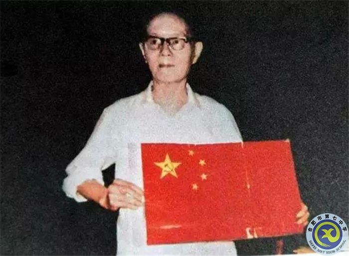 1950年9月，中央人民政府辦公廳給曾聯(lián)松寄送公函，正式告知他就是國旗的設(shè)計者，并隨信附帶了500萬元舊幣（500元）作為酬謝。.jpg