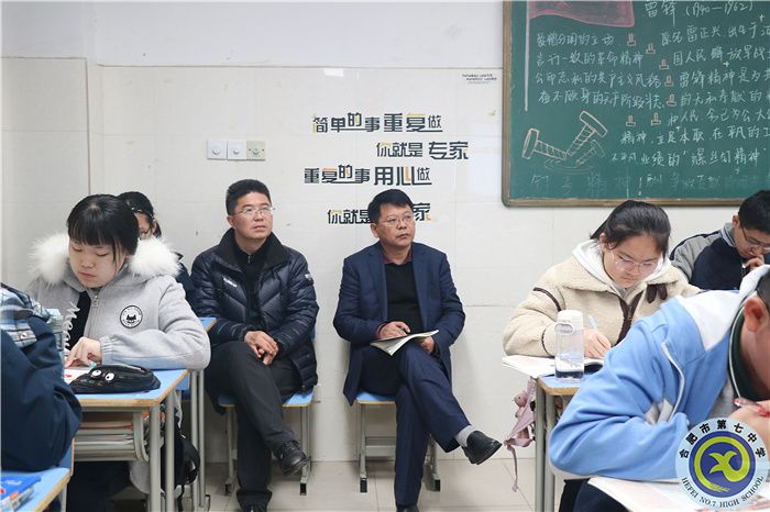 鄧宗國校長認(rèn)真聽課，記錄 (2).jpg