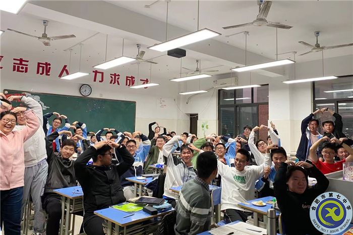 合肥七中高二年級(jí)開(kāi)展“致敬我的班主任”主題班會(huì)活動(dòng)(圖1)