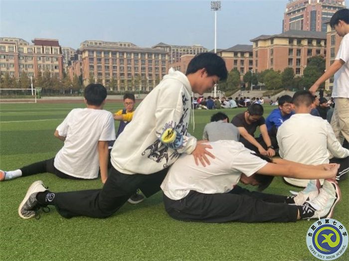 學(xué)生相互協(xié)作、積極配合進(jìn)行熱身.jpg