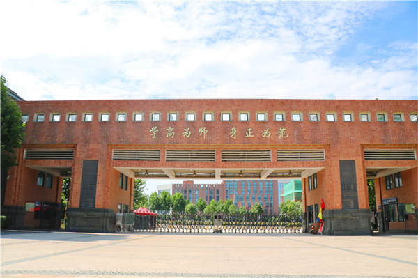 學校南大門內側——師德箴言_副本.jpg
