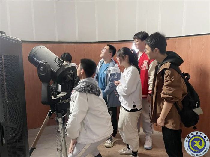 學(xué)生在校天文臺進(jìn)行系列天文觀測活動之——天體觀測活動.jpg